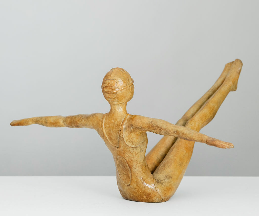 en équilibre sculpture bronze dos