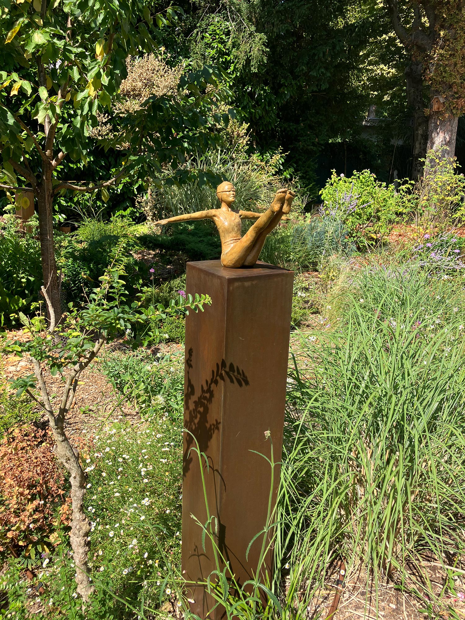 sculpture au jardin équilibre 3 quart