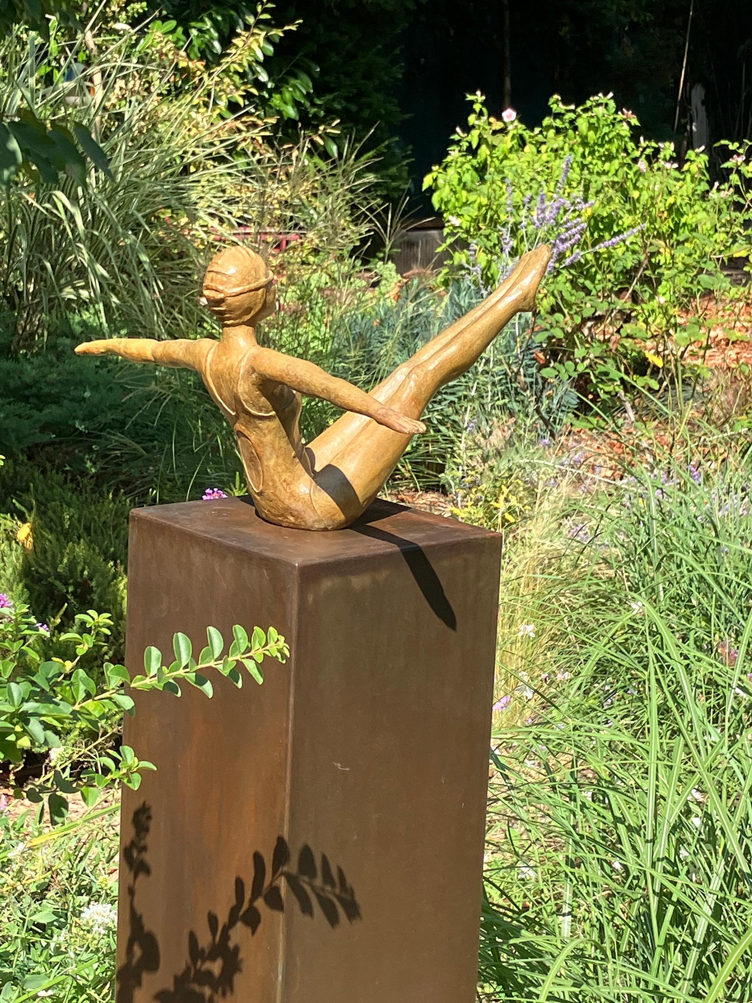 sculpture au jardin équilibre dos