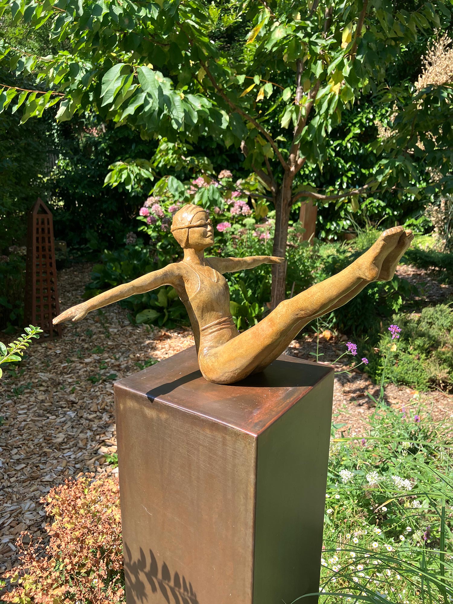 sculpture au jardin équilibre