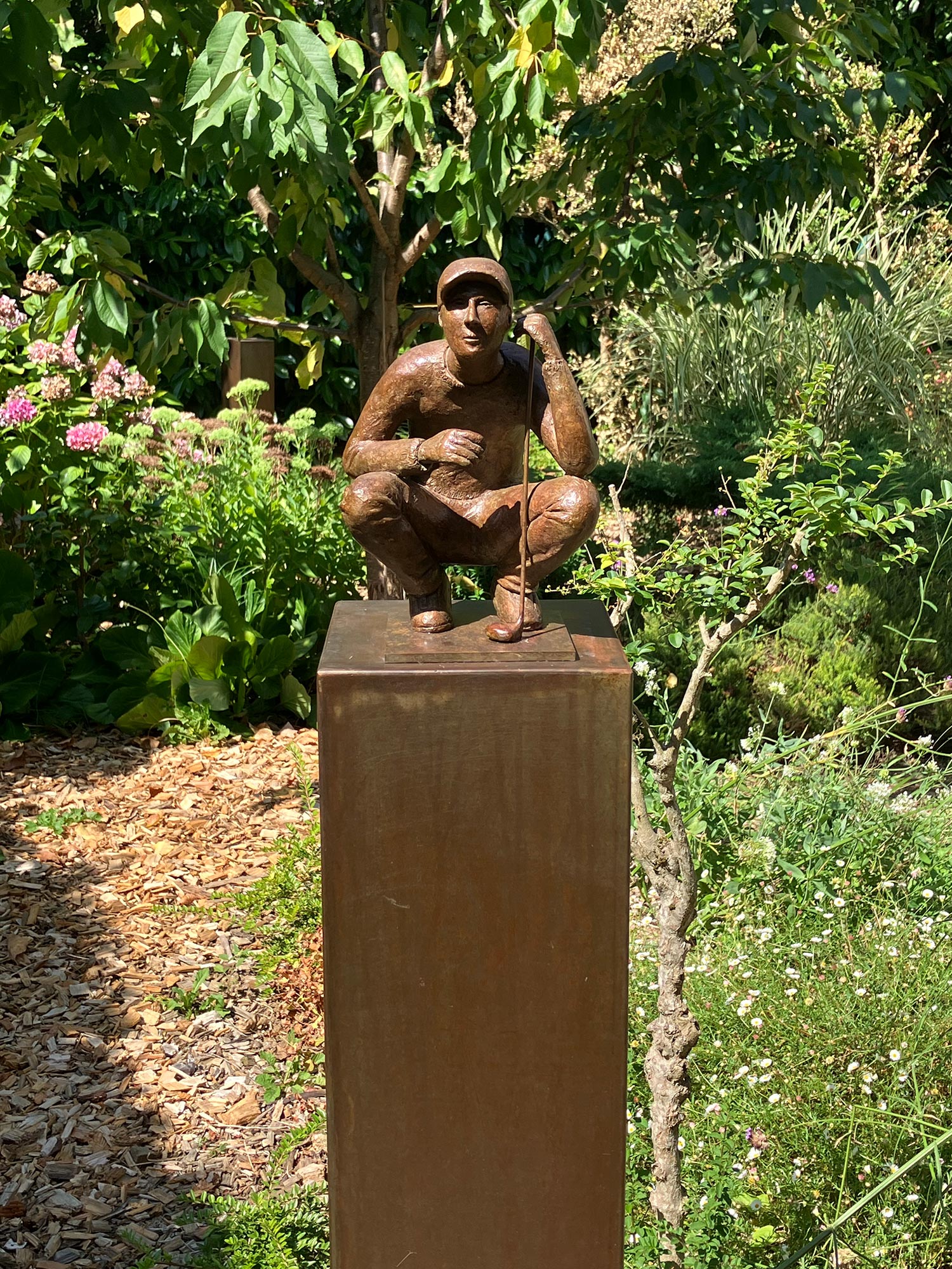 sculpture au jardin le golfeur face