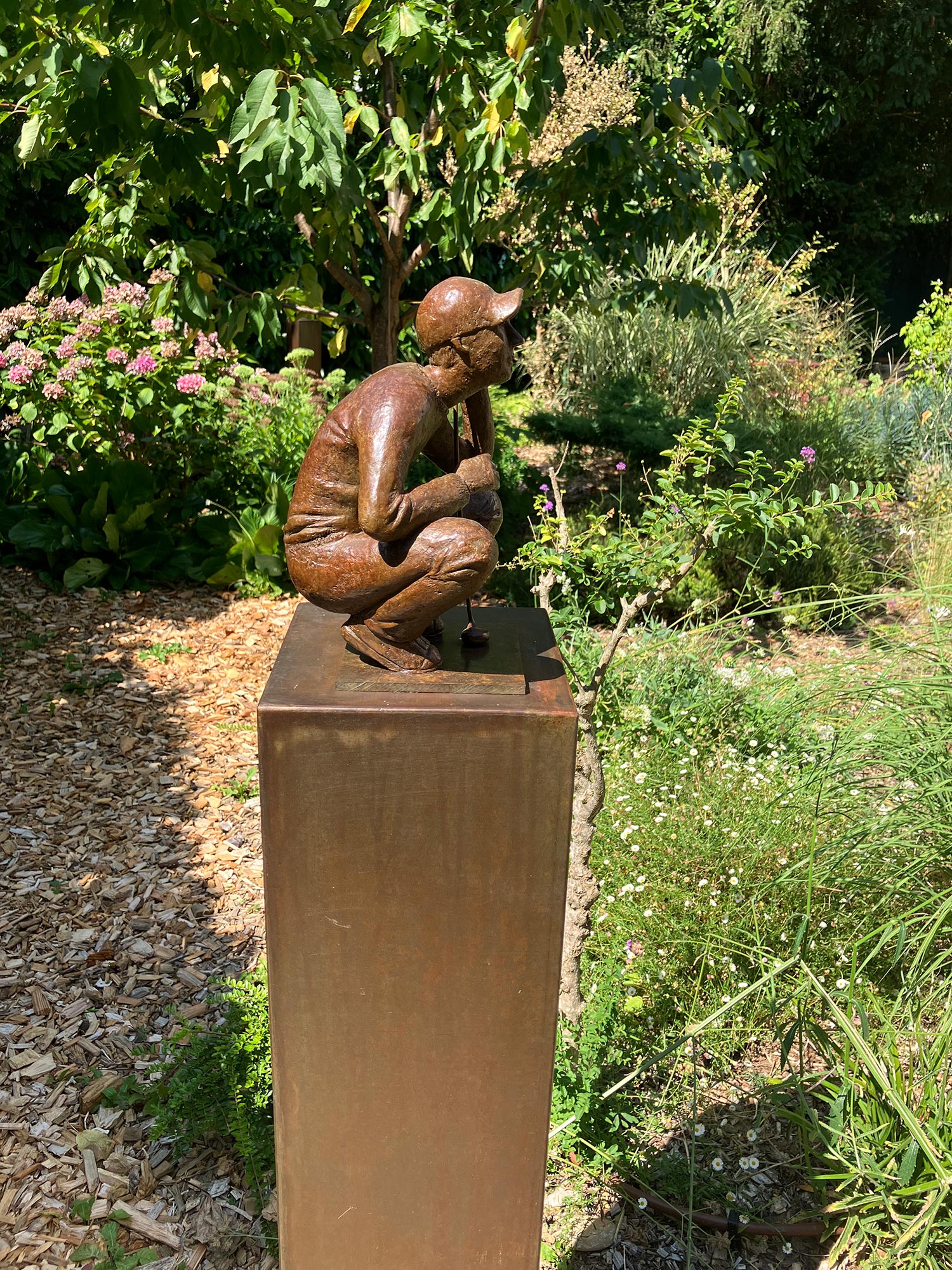 sculpture au jardin le golfeur profil