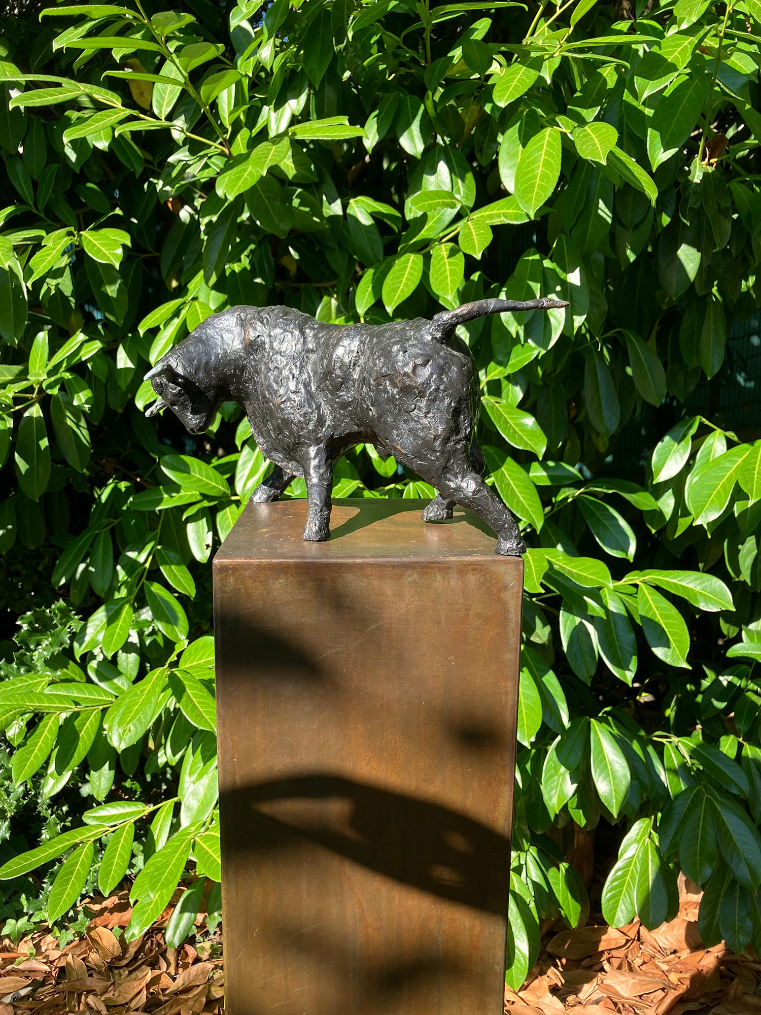 sculpture au jardin le taureau profil