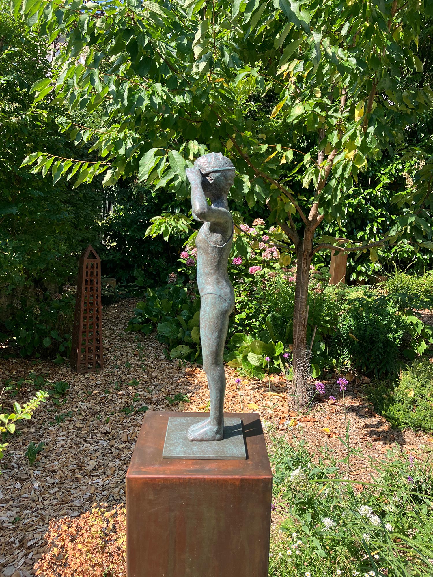 sculpture au jardin sur le plot profil