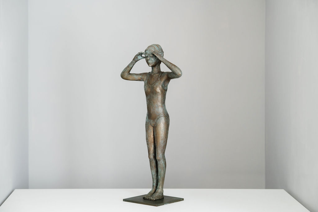 sur le plot sculpture bronze 3-quart