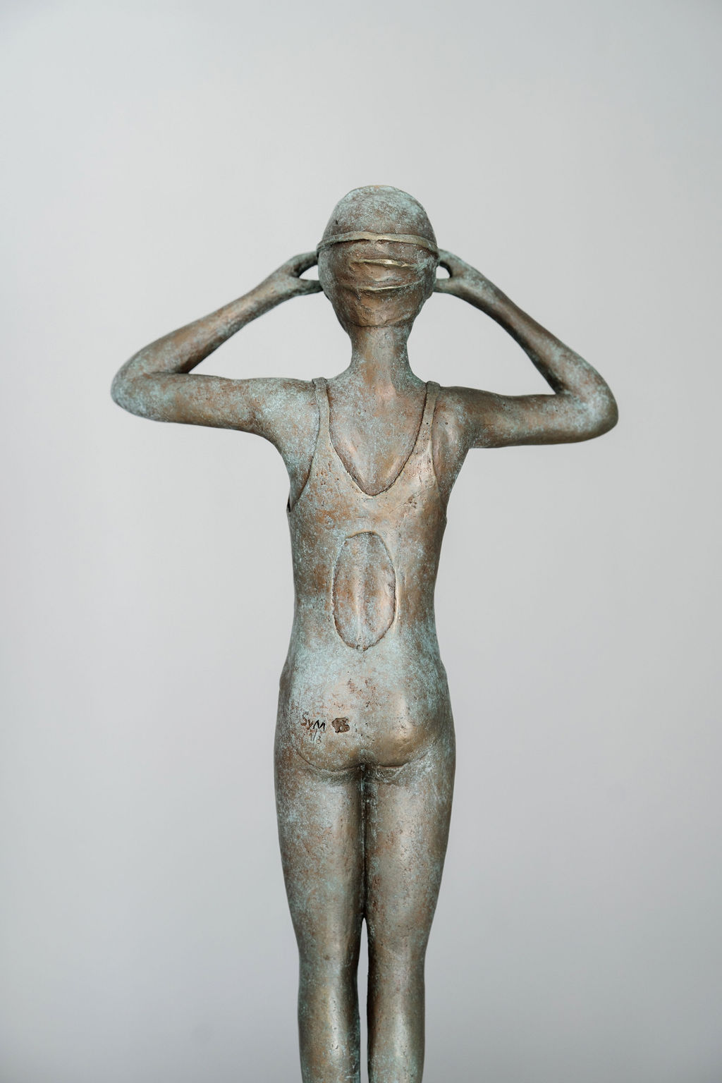 sur le plot sculpture bronze dos