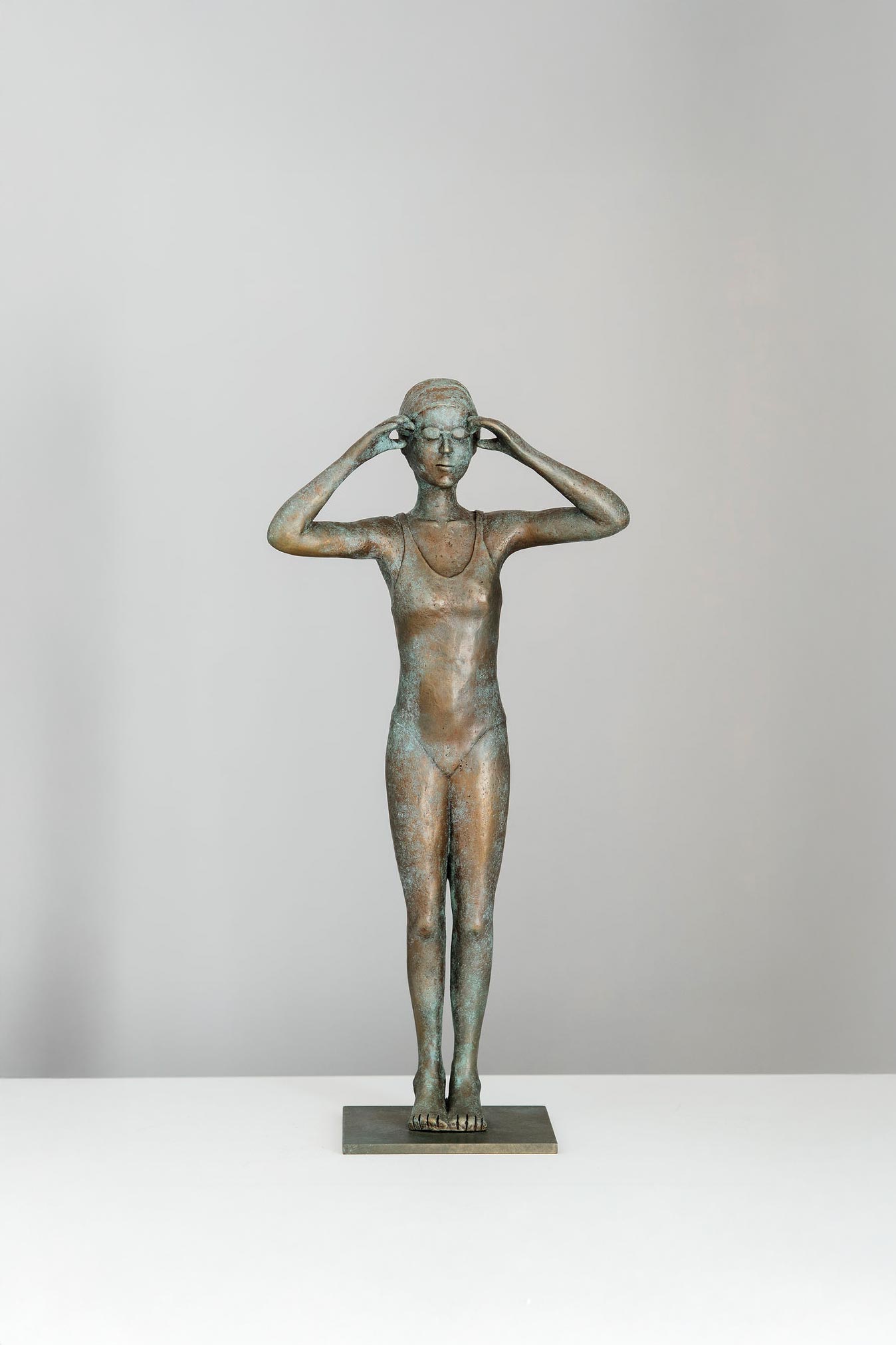 sur le plot sculpture bronze face