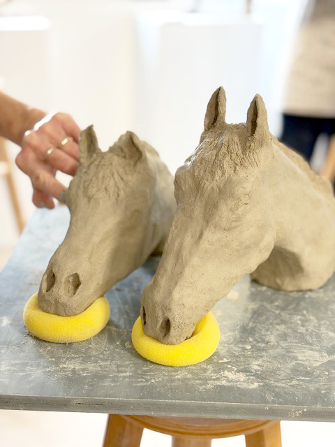 Duo de têtes de cheval, terre cuite, modelage