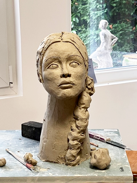 Portrait, buste, jeune femme tresse, terre cuite, modelage