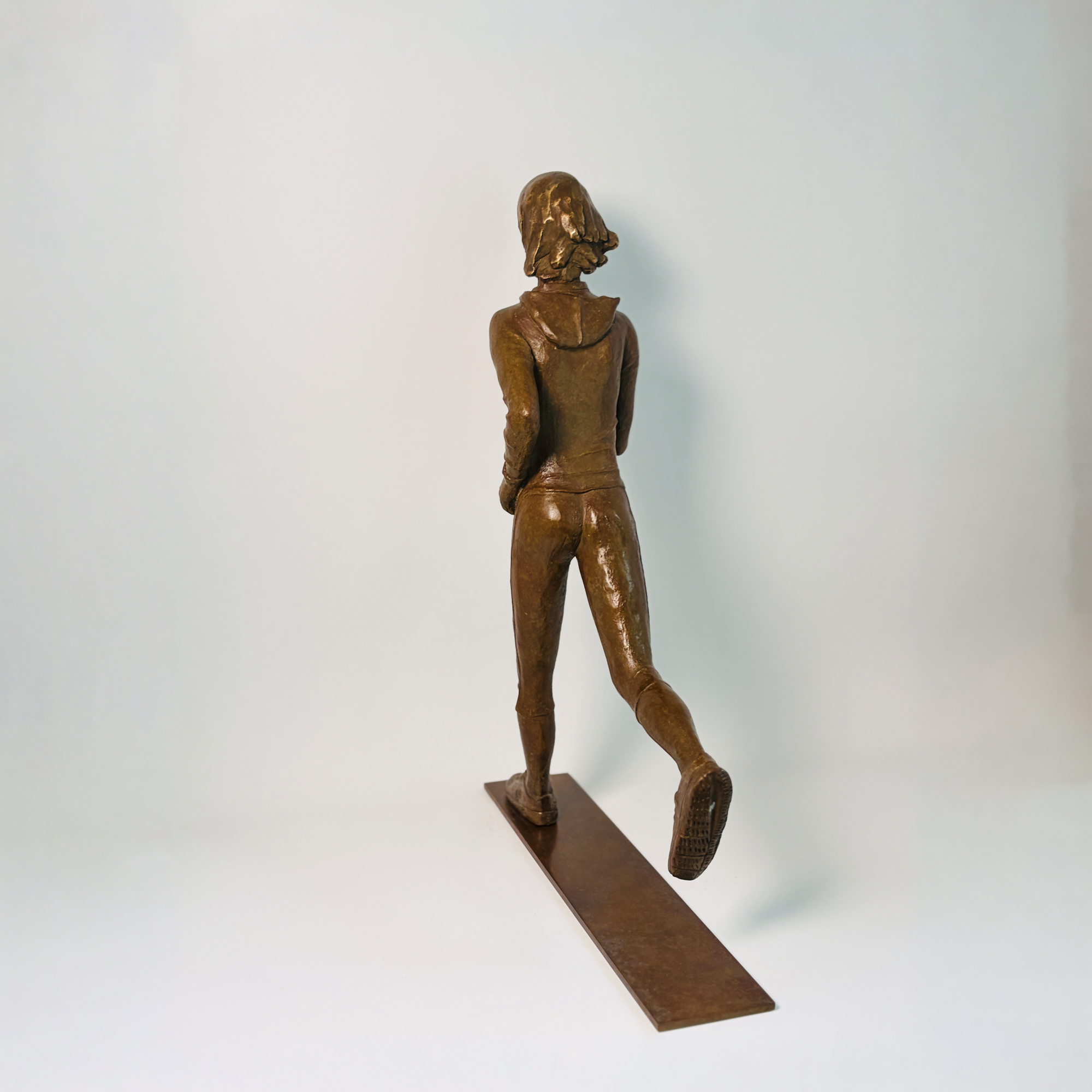SYLVIE MAGADUR SCULPTURE BRONZE LA JOGGEUSE dos