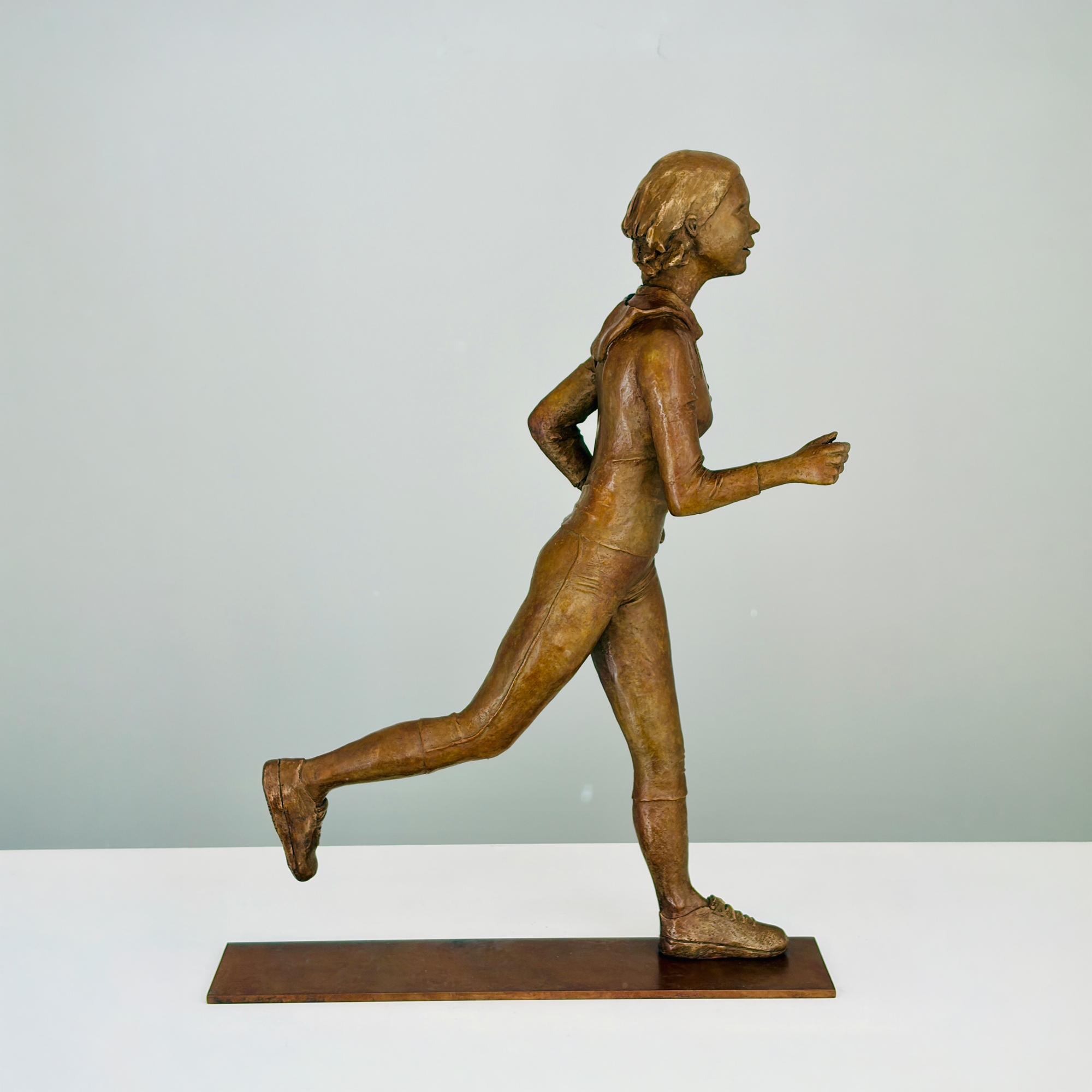 SYLVIE MAGADUR SCULPTURE BRONZE LA JOGGEUSE profil droit