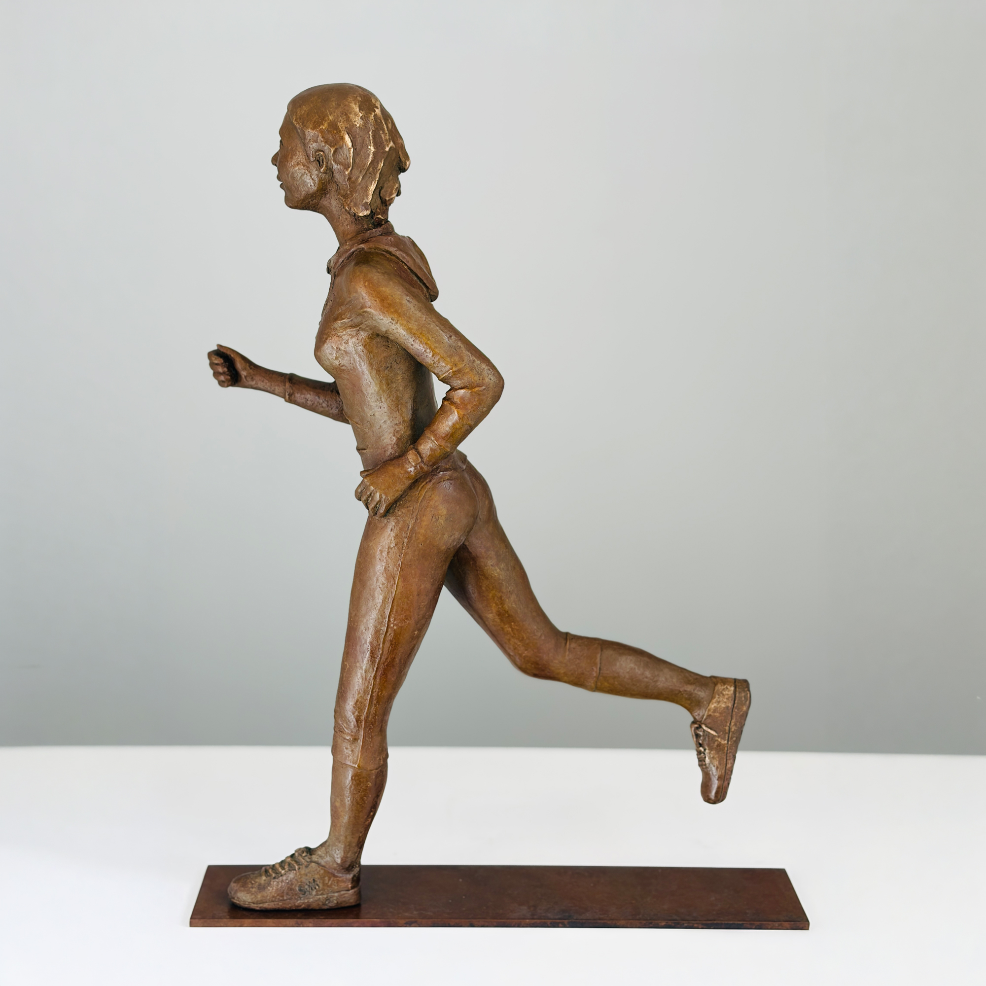 SYLVIE MAGADUR SCULPTURE BRONZE LA JOGGEUSE profil gauche